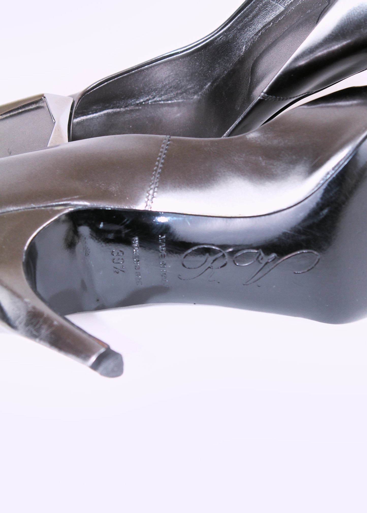 Roger Vivier Silver Shoes (SIZE 39.5)